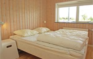 ÅrøsundLovely Home In Haderslev With Wifi的窗户间内的一张带两个枕头的床