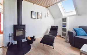 阿森斯Nice Home In Assens With House Sea View的客厅配有燃木炉灶和沙发。