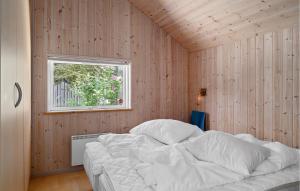 克兰尼茨Beautiful Home In Rdby With Wifi的卧室配有一张白色的木墙床