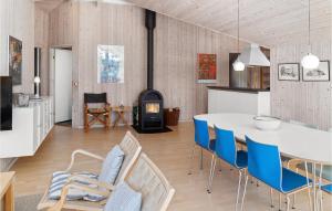 克兰尼茨Beautiful Home In Rdby With Wifi的厨房以及带桌椅的起居室。