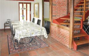 福堡Gorgeous Home In Faaborg With Sauna的一间设有桌子和砖墙的用餐室