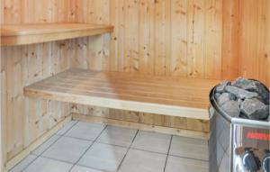 福堡Gorgeous Home In Faaborg With Sauna的桑拿房的木凳,有垃圾桶