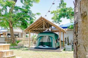 LaSersita Casitas and Water Spa Beach Resort by Cocotel的院子里的帐篷,有树