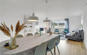 维泽桑讷Stunning Home In Hvide Sande With Kitchen的用餐室以及带桌椅的起居室。