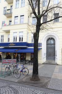 柏林潘森克拉斯科酒店的停放在大楼前的两辆自行车