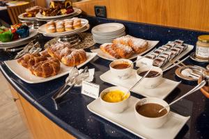 西尼加利亚马斯塔伊酒店的自助早餐,包括糕点和咖啡