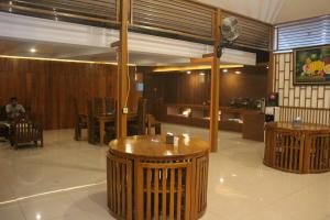 马贾伦卡Aluky Hotel的餐厅拥有木墙和桌椅