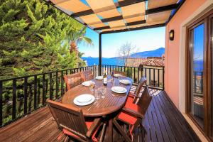 卡尔坎Villa Tymnessos的观景甲板上的木桌和椅子