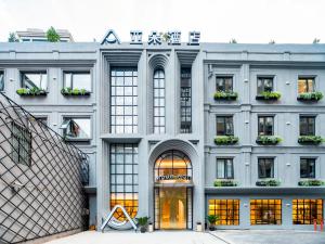 上海上海外滩南京东路亚朵酒店的上面有标志的建筑