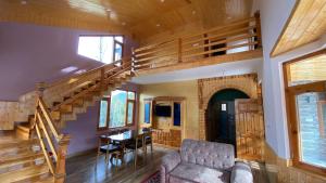 ChachyotKavya Home Stay的客厅设有楼梯、沙发和桌子