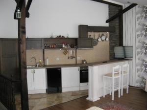 普罗夫迪夫Kapana Plovdiv的厨房配有白色橱柜和台面