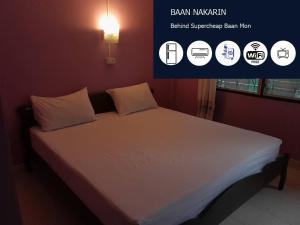 芭东海滩Baan Nakarin Guest House บ้านนครินทร์的一张位于房间的床,上面有两个枕头