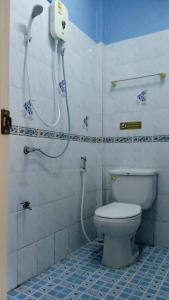 芭东海滩Baan Nakarin Guest House บ้านนครินทร์的一间带卫生间和淋浴的浴室