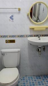 芭东海滩Baan Nakarin Guest House บ้านนครินทร์的浴室配有白色卫生间和盥洗盆。