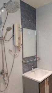 瓜拉丁加奴苏麦公寓酒店的带淋浴、水槽和镜子的浴室