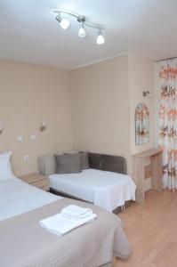 比托拉Villa Konzuli的白色的客房配有两张床和一张沙发