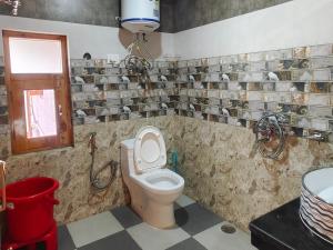 ChachyotKavya Home Stay的一间带卫生间和水槽的浴室