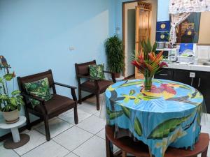 阿拉胡埃拉Guesthouse Casa Lapa2的一张桌子,上面有花布,上面有蓝色的桌布