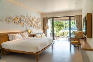 象岛SYLVAN Koh Chang的一间带大床的卧室和一间客厅