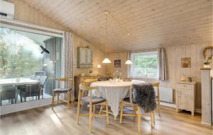 博利尔马克Cozy Home In Rømø With Kitchen的厨房以及带桌椅的用餐室。