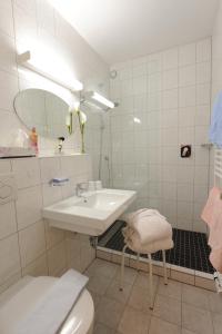 洛伊塔施迪罗勒霍夫酒店的白色的浴室设有水槽和卫生间。