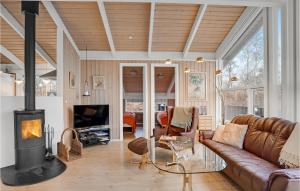 丹讷马勒Stunning Home In Dannemare With Wifi的带沙发和壁炉的客厅