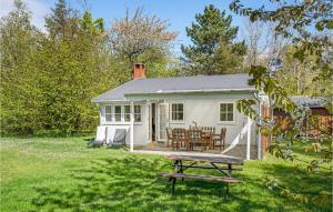 伦讷Joe的庭院内带野餐桌的白色小屋