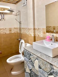 宁平Bamboo Hill Villa的浴室配有白色卫生间和盥洗盆。