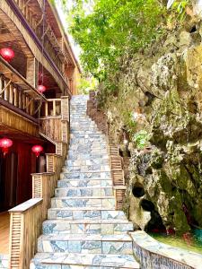 宁平Bamboo Hill Villa的一套石头楼梯,毗邻一座建筑