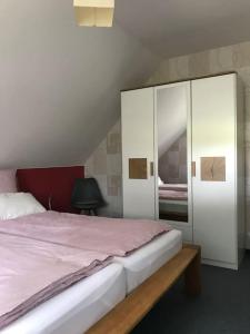 帕彭堡Haus Eierhof的一间卧室配有一张大床和一个橱柜