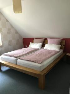 帕彭堡Haus Eierhof的一张带粉红色床单和枕头的床