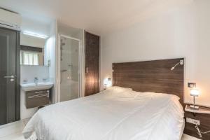 戛纳Croisette: 2BDR Apartment的卧室配有白色大床和水槽