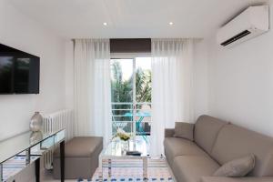 戛纳Croisette: 2BDR Apartment的带沙发和滑动玻璃门的客厅