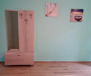 萨夫基亚Faros apartment的墙上有两张照片的房间的梳妆台