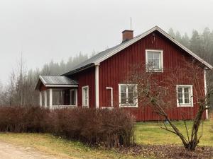 希塞里贝克Branäs Holiday Home的前面有一棵树的红色房子