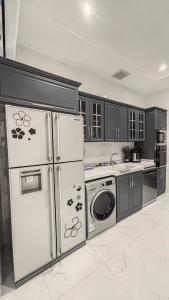吉达سيلينا هاوس的厨房配有冰箱和洗衣机。