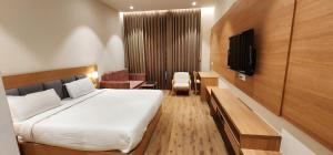 乌代浦Hotel Gorbandh的酒店客房,配有床和电视