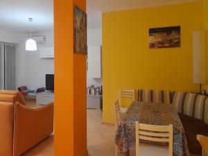 博尔扎诺Appartamento ospitale的用餐室以及带桌子和沙发的客厅。