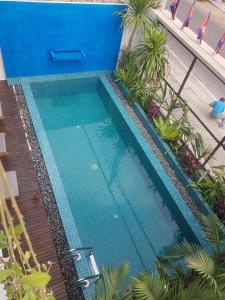暹粒Baahu Villa的享有蓝色海水游泳池的顶部景致