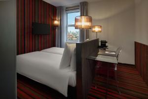 阿姆斯特丹韦斯特考得酒店的酒店客房设有一张床和一张带窗户的书桌