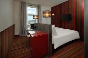 阿姆斯特丹韦斯特考得酒店的配有一张床、一张书桌和一扇窗户的酒店客房