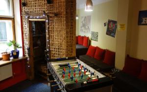 里加顽皮松鼠背包客旅舍的一间设有桌上足球和沙发的房间