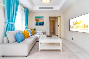 迪拜Lux BnB Springs Villa Private Garden的客厅配有沙发和桌子