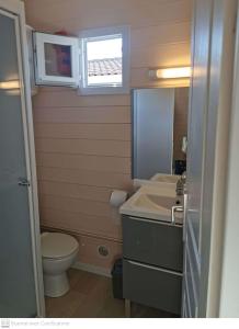格吕桑奥姆德坎尼思露营酒店的一间带水槽和卫生间的小浴室