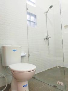龙目岛库塔Mango Room Mandalika的一间带卫生间和淋浴的浴室