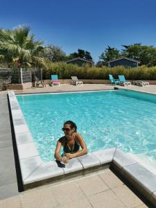 格吕桑奥姆德坎尼思露营酒店的坐在游泳池里的女人