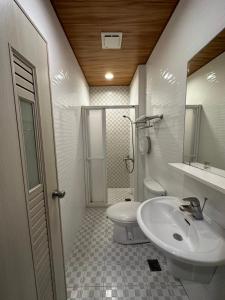 垦丁大街垦丁海晴天旅店的一间带水槽和卫生间的浴室