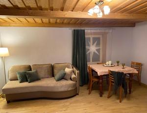 CesvaineDzirnavkalns的客厅配有沙发和桌子