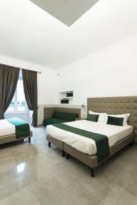 罗马梵蒂冈豪华宾馆 的一间卧室设有两张床和大窗户