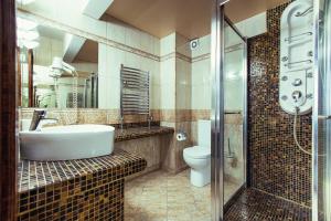 托伦荷般酒店的一间带水槽和卫生间的浴室